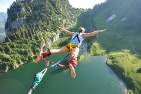 开云首页登录-女子蝶泳赛场再现张雨霏风采，张雨霏晋级蝶泳决赛视频